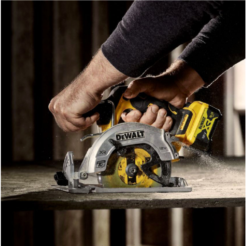 Ασύρματο δισκοπρίονο χειρός DeWALT με 2 μπαταρίες και φορτιστή, 12V, 5Ah, Ø140 mm, 3600 rpm, 50°, DCS512P2