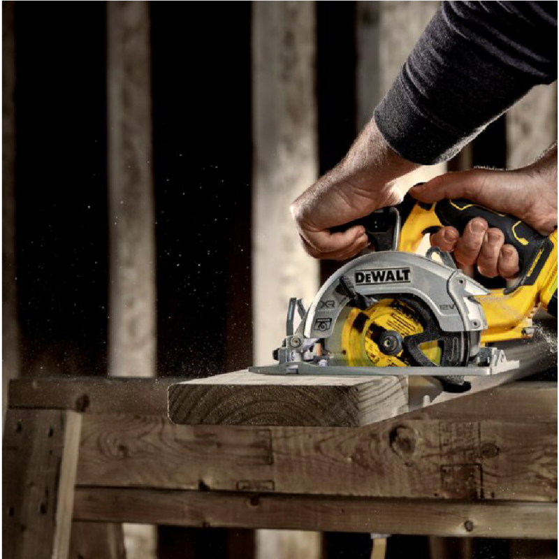 Ασύρματο δισκοπρίονο χειρός DeWALT με 2 μπαταρίες και φορτιστή, 12V, 5Ah, Ø140 mm, 3600 rpm, 50°, DCS512P2