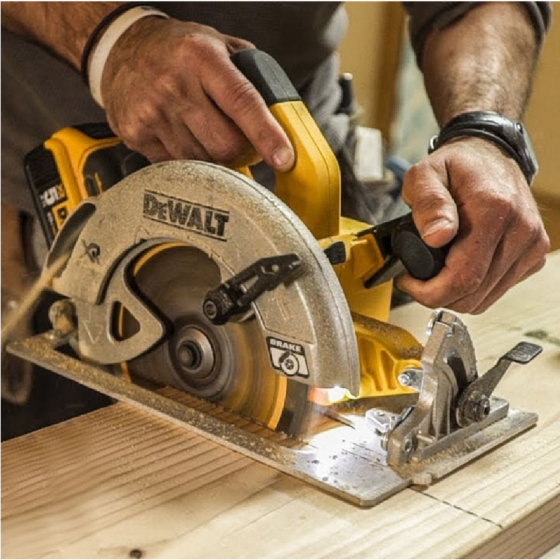 Ασύρματο δισκοπρίονο χειρός DeWALT με 2 μπαταρίες και φορτιστή, 18 V, 5 Ah, 184 mm, 5500 rpm, DCS570P2