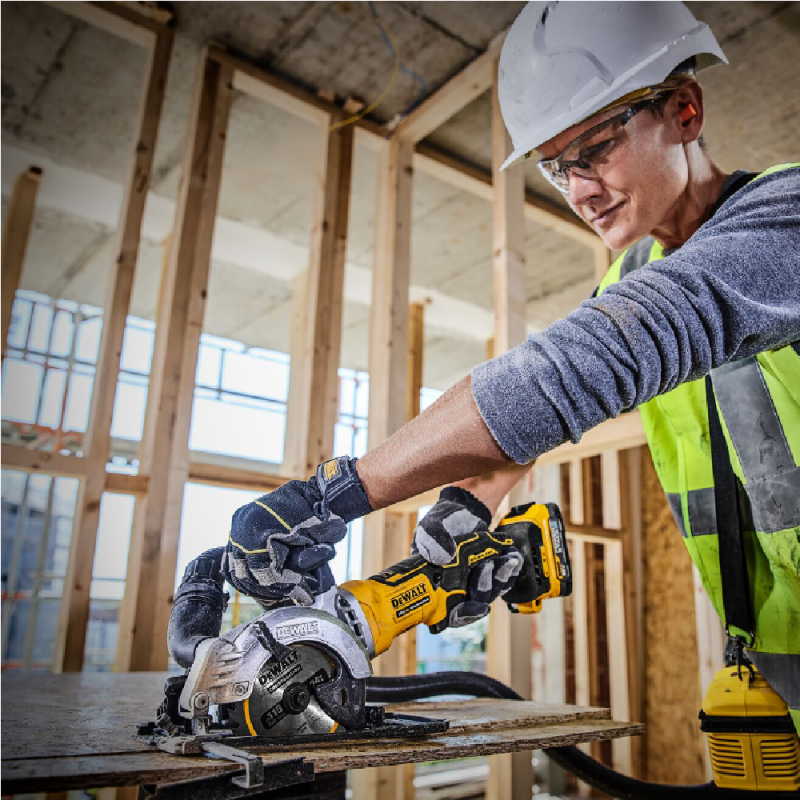 Επαναφορτιζόμενο φορητό δισκοπρίονο DeWALT με 1 μπαταρία και φορτιστή, 18 V, 1.7 Ah, φ 115 mm, 0-4500 στροφές/λεπτό, 45 °, DCS571E1T
