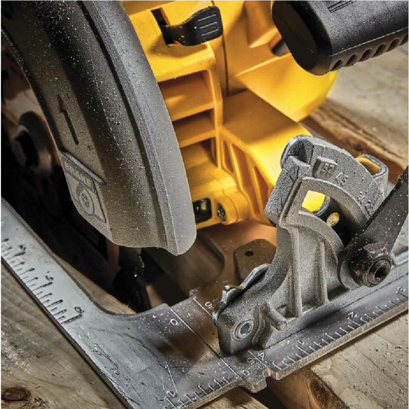 Επαναφορτιζόμενο δισκοπρίονο χειρός DeWALT χωρίς μπαταρία και φορτιστή, 18 V, Ø190 mm, 5500 στροφές ανά λεπτό, 57°, DCS573NT