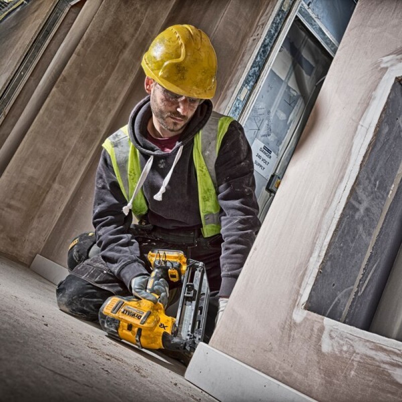 Ασύρματο καρφωτικό DeWALT DCN660N, 18V, 32–63 mm, χωρίς μπαταρία και φορτιστή