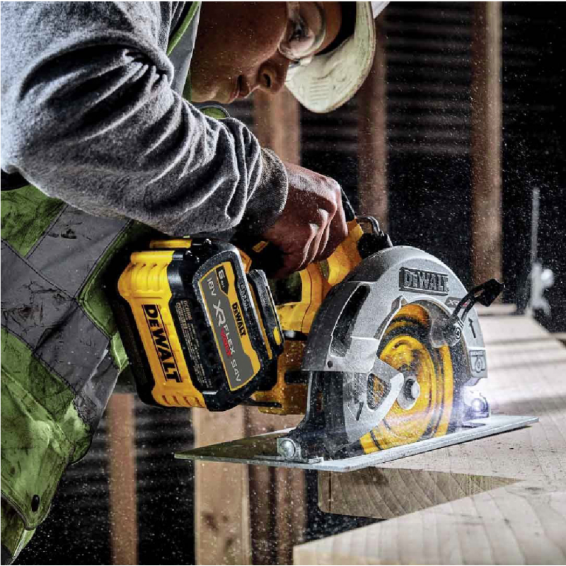 Συναρμολογούμενο δισκοπρίονο χειρός DeWALT με 1 μπαταρία και φορτιστή, 18 V, 6 Ah, Ø190 mm, 5500 rpm, 57°, DCS573T1