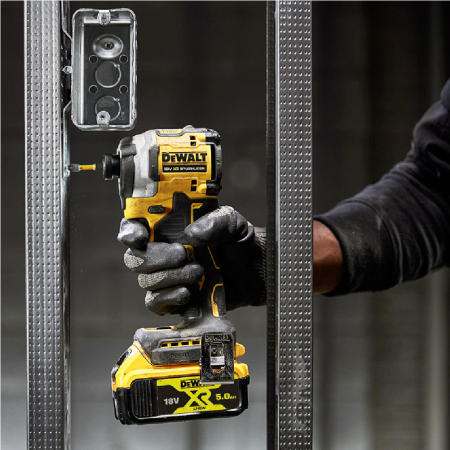 Κρουστικό παλμικό κατσαβίδι μπαταρίας DeWALT με κινητήρα χωρίς ψήκτρες με 2 μπαταρίες και φορτιστή, 18V, 5Ah, 206.2 Nm, εξάγωνο, 1/4'', DCF850P2T