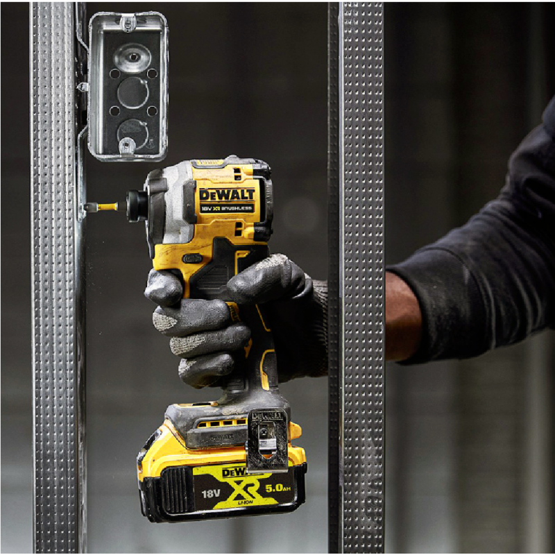 Κρουστικό παλμικό κατσαβίδι μπαταρίας DeWALT με κινητήρα χωρίς ψήκτρες με 2 μπαταρίες και φορτιστή, 18V, 5Ah, 206.2 Nm, εξάγωνο, 1/4'', DCF850P2T