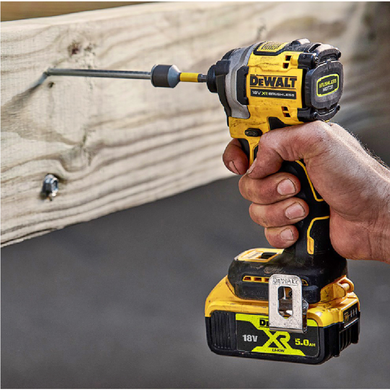 Κρουστικό παλμικό κατσαβίδι μπαταρίας DeWALT με κινητήρα χωρίς ψήκτρες με 2 μπαταρίες και φορτιστή, 18V, 5Ah, 206.2 Nm, εξάγωνο, 1/4'', DCF850P2T