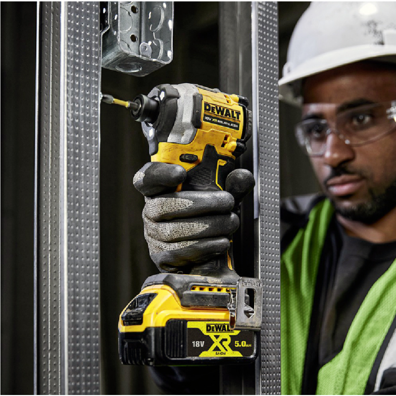 Κρουστικό παλμικό κατσαβίδι μπαταρίας DeWALT με κινητήρα χωρίς ψήκτρες με 2 μπαταρίες και φορτιστή, 18V, 5Ah, 206.2 Nm, εξάγωνο, 1/4'', DCF850P2T
