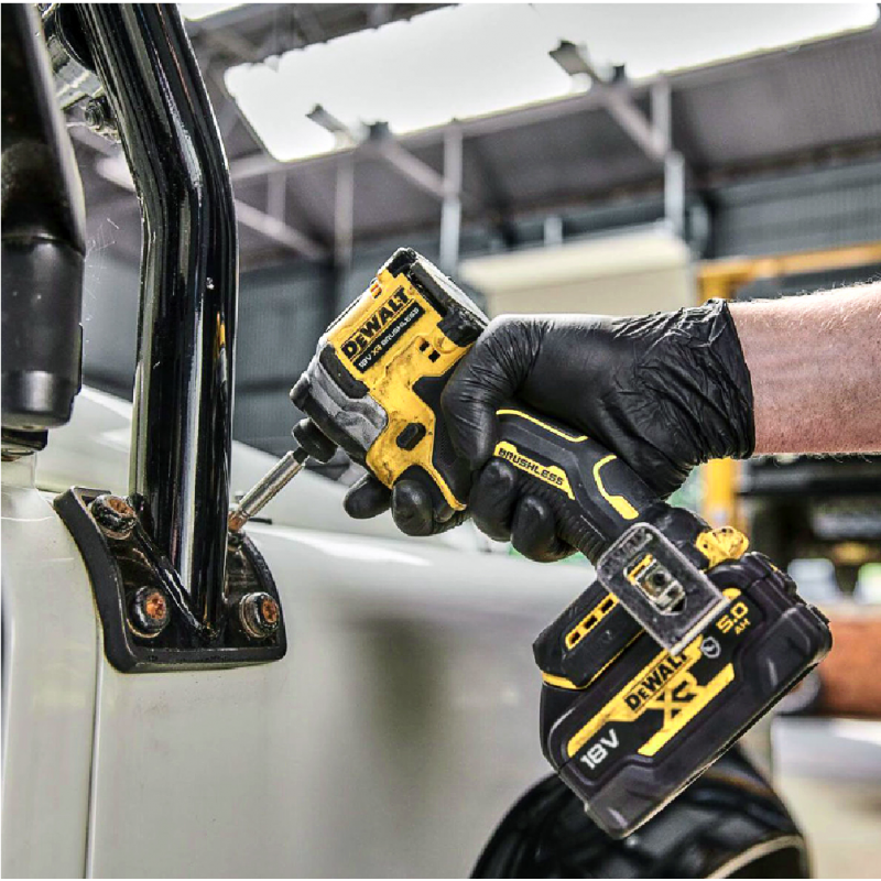 Κρουστικό παλμικό κατσαβίδι μπαταρίας DeWALT με κινητήρα χωρίς ψήκτρες με 2 μπαταρίες και φορτιστή, 18V, 5Ah, 206.2 Nm, εξάγωνο, 1/4'', DCF850P2T