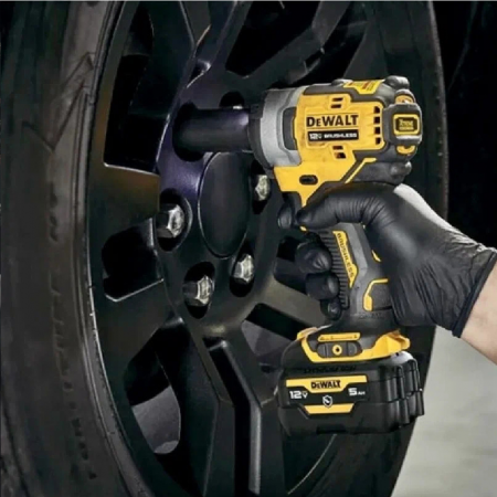 Μπουλονόκλειδο μπαταρίας DeWALT με κινητήρα χωρίς ψήκτρες, με 1 μπαταρία και φορτιστή, 12 V, 5 Ah, 339 Nm, τετράγωνο, 3/8